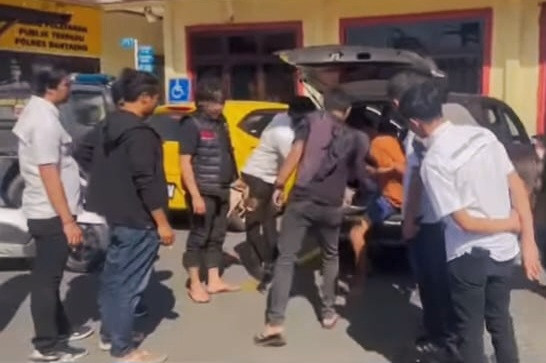 Ketgam: Petugas membawa seorang pria yang diduga terkait kasus pembunuhan untuk menjalani pemeriksaan di Mapolres Bantaeng. (Ismail/ENews Bantaeng)