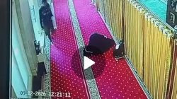 Ketgam: Rekaman CCTV memperlihatkan seorang pria diduga mengamati jamaah sebelum masuk dan mengambil tas korban saat sedang melaksanakan salat di Masjid Al-Fatah, Hertasning, Makassar.