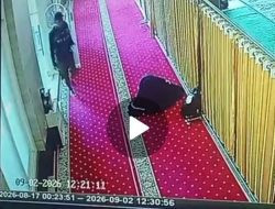 Curi Tas Saat Jamaah Sujud, Pelaku Terekam CCTV di Masjid Alfatah Hertasning