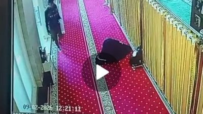 Curi Tas Saat Jamaah Sujud, Pelaku Terekam CCTV di Masjid Alfatah Hertasning
