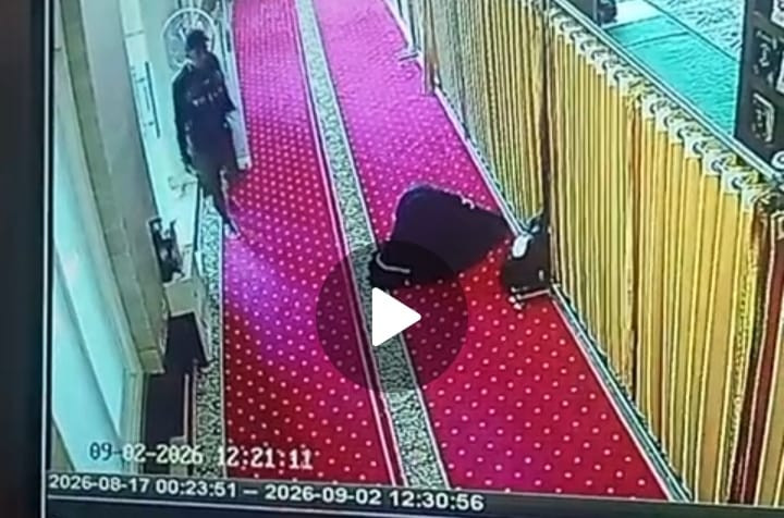 Ketgam: Rekaman CCTV memperlihatkan seorang pria diduga mengamati jamaah sebelum masuk dan mengambil tas korban saat sedang melaksanakan salat di Masjid Al-Fatah, Hertasning, Makassar.