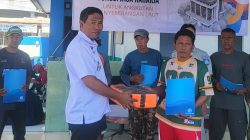 Ketgam: Camat Pulau IX Harsan Sommeng bersama perwakilan Jasa Raharja dan pemilik kapal dalam kegiatan sosialisasi perlindungan penumpang angkutan laut di Sinjai. (Dok. Anto)