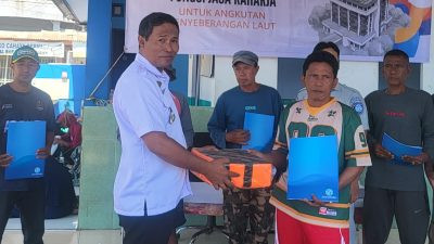 Ketgam: Camat Pulau IX Harsan Sommeng bersama perwakilan Jasa Raharja dan pemilik kapal dalam kegiatan sosialisasi perlindungan penumpang angkutan laut di Sinjai. (Dok. Anto)