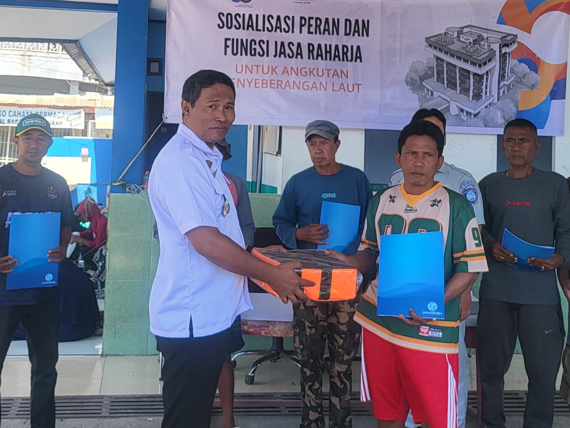 Ketgam: Camat Pulau IX Harsan Sommeng bersama perwakilan Jasa Raharja dan pemilik kapal dalam kegiatan sosialisasi perlindungan penumpang angkutan laut di Sinjai. (Dok. Anto)