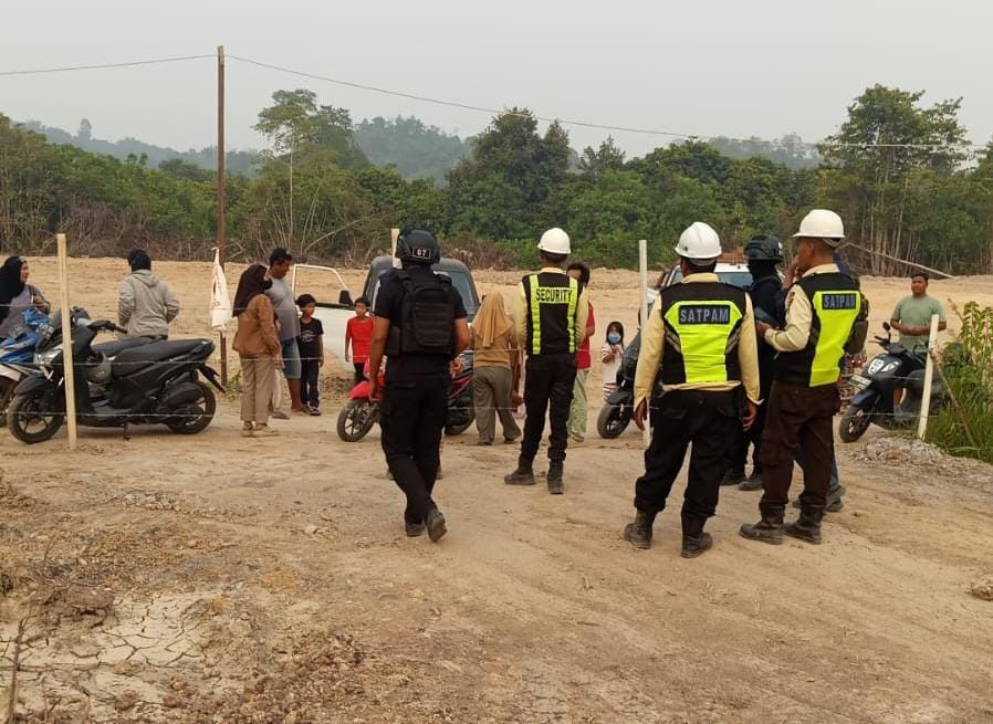 Ketgam: Warga bersama petugas keamanan berada di sekitar lokasi aktivitas pertambangan di kawasan Mantaruning, Kecamatan Gunung Tabur, Berau, Rabu (2/9/2026). Warga datang menyampaikan keberatan terkait aktivitas tambang yang disebut berdekatan dengan permukiman.