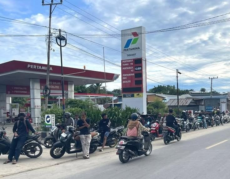 Foto: Antrean yang mengular di salah satu SPBU di Polman. (Dok. HW)