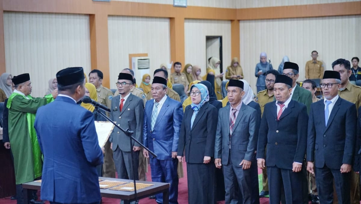 Momen pengambilan sumpah pada mengukuhkan 24 pejabat administrator dan pengawas di lingkungan Pemerintah Kabupaten Bantaeng. (Ismail/ENews)