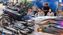 Ketgam: Petugas Satlantas Polrestabes Makassar memperlihatkan hasil operasi penertiban kendaraan berknalpot brong dan ilustrasi knalpot bising dan barang bukti busur serta anak panah. (ENews)