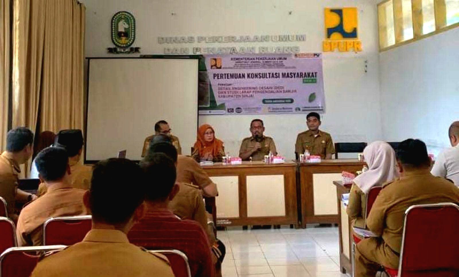 Kadis PUPR Sinjai, Haris Ahmad saat menggelar Pertemuan dengan sejumlah stackholder terkait rencana pembangunan Kolam retensi atau embung. (Dok. Anto)