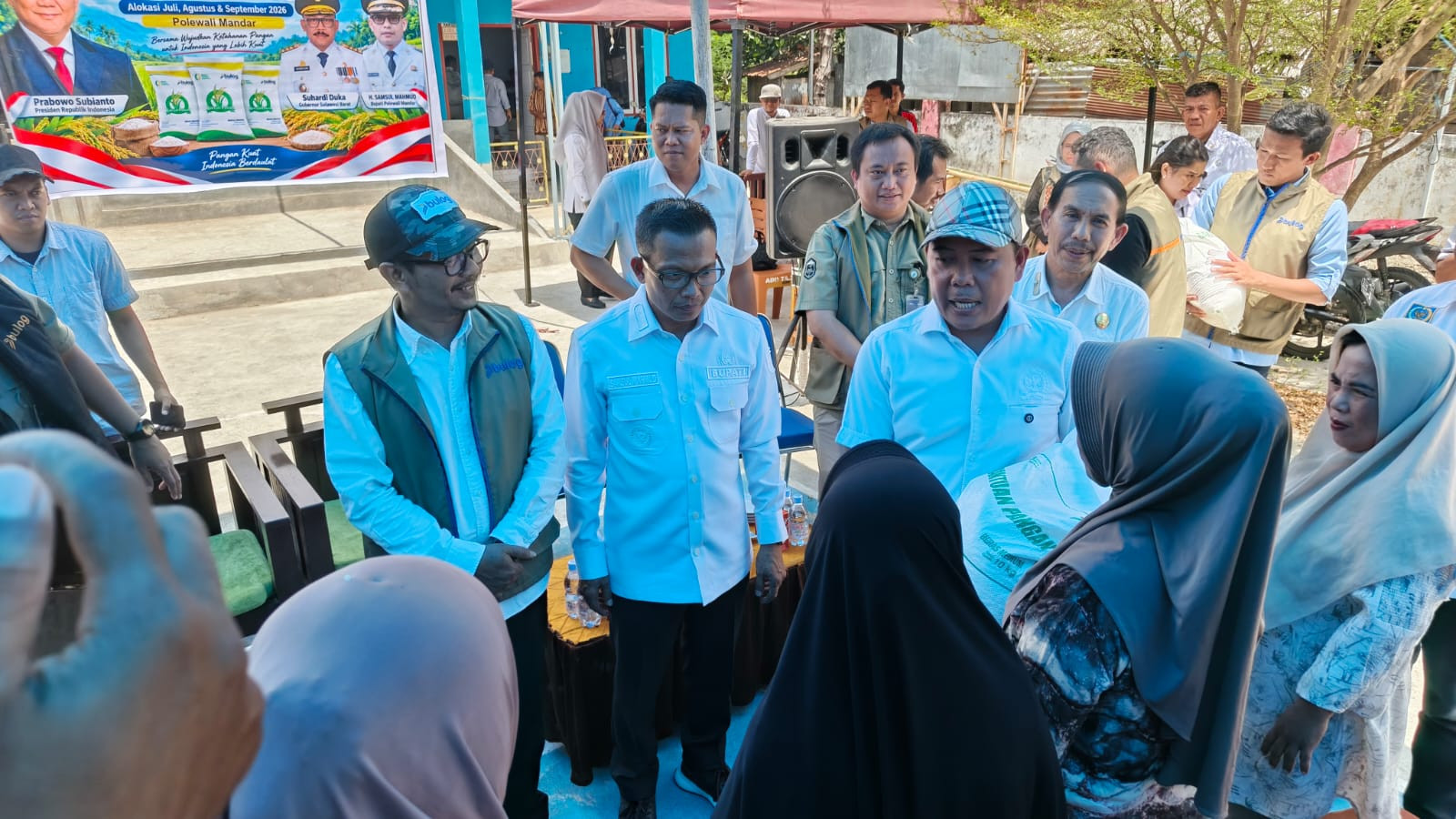 Bupati Polman bersama DPR RI Dapil Sulbar, Perum Bulog Sulselbar, Pemerintah Desa saat menyalurkan bantuan pemerintah ke masyarakat di Kecamatan Luyo. (Dok. HW)
