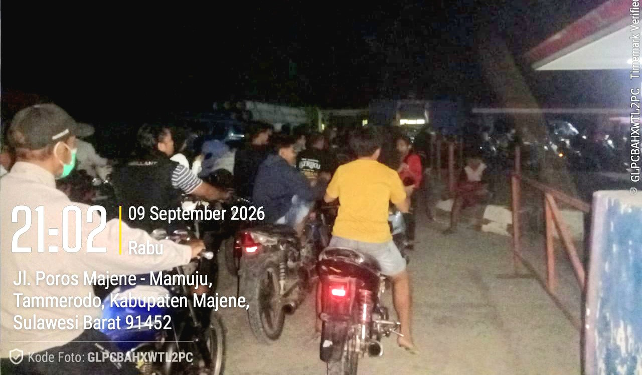 Foto: Tampak para pengendara yang mengantre sejak siang hingga malam hari di SPBU Kecamatan Tammero'do Sendana. (Dok. Kamil)