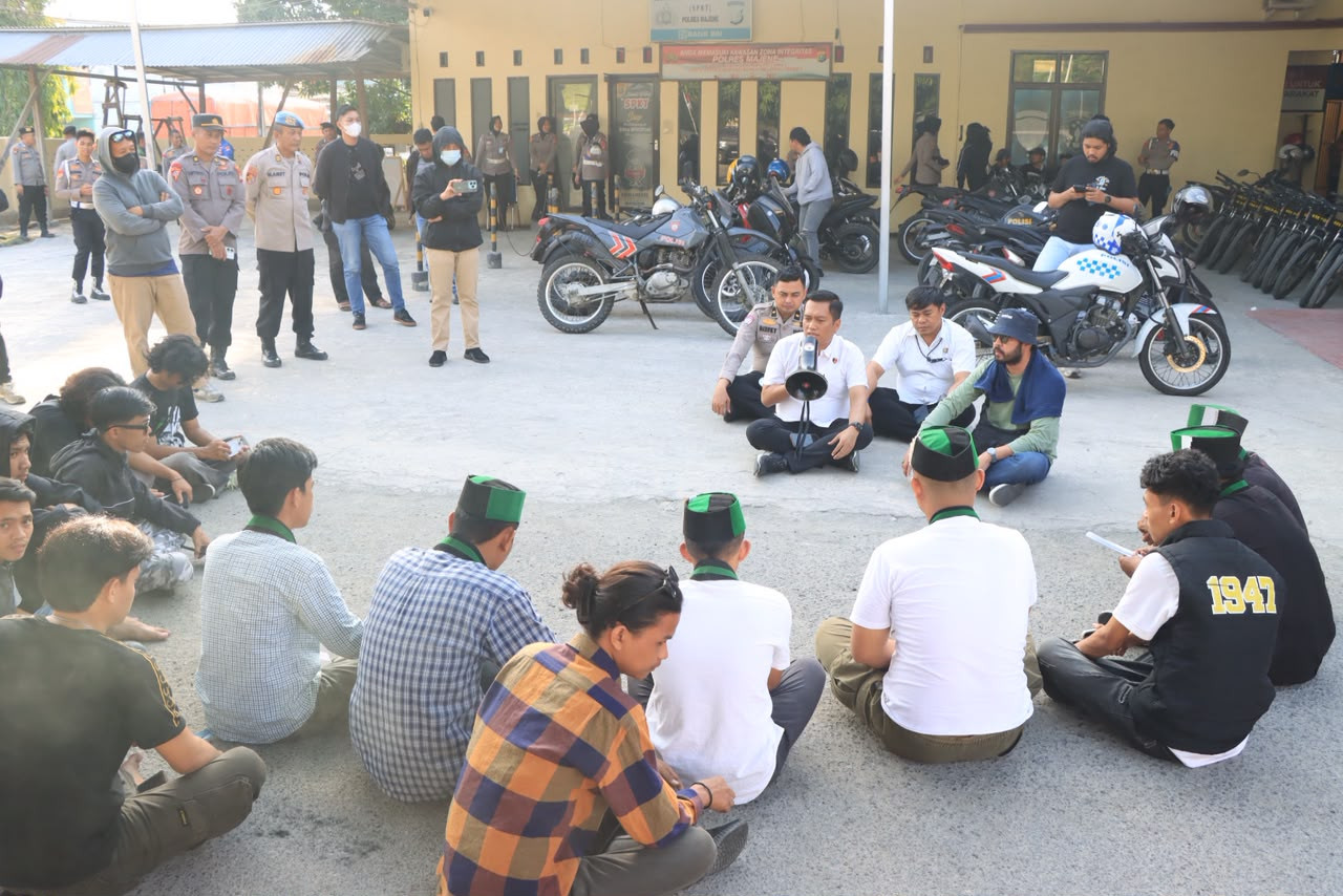 Foto: Momen massa dari HMI Majene bersama pihak Polres Majene. (Dok. Kamil)