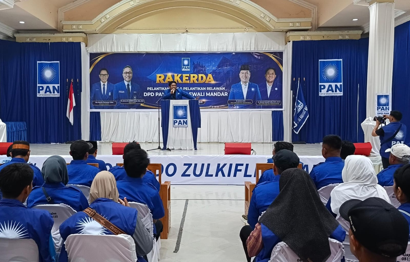 Foto: Ketua DPD PAN Polman Ahmad Junaedi Azis saat menyampaikan sambutannya pada pelantikan pengurus DPC PAN se-Kabupaten Polewali Mandar dan Rapat Kerja Daerah (Rakerda) PAN yang digelar di Rutan Polis, Kecamatan Wonomulyo, Kamis (10/9/2026). (Dok. HW)