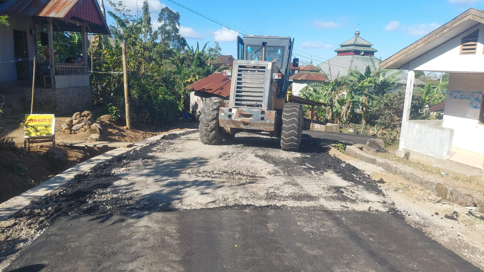 Foto: Proses pengerjaan ruas jalan Labbo Bantaeng yang hasilnya retak. (Dok. Ismail)