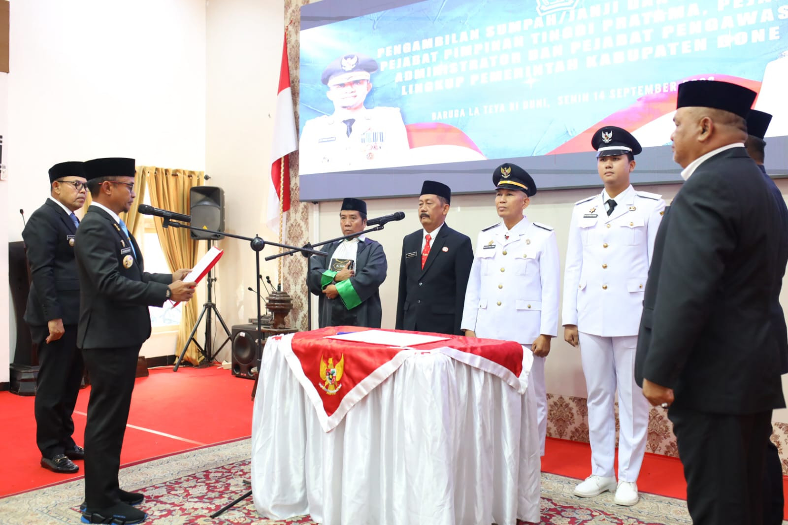 Foto: Momen pelantikan sejumlah pejabat Eselon II dan III di lingkup Pemda Bone. (Dok. Jus)