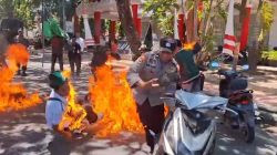 Foto: Detik-detik api menyambar pendemo dan polisi di Bantaeng saat demonstran hendak menyulut api ke ban bekas yang telah disiram Pertalite. (Dok. Ismail/ENews)