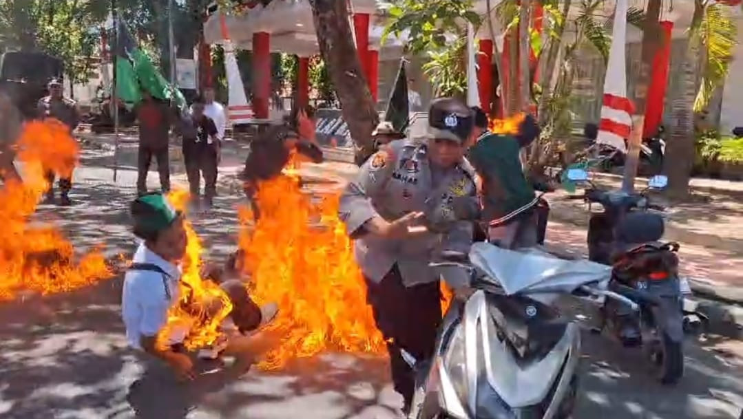 Foto: Detik-detik api menyambar pendemo dan polisi di Bantaeng saat demonstran hendak menyulut api ke ban bekas yang telah disiram Pertalite. (Dok. Ismail/ENews)