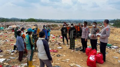 Foto: Tm dari Polres Berau giat berbagi masker dan nasi kotak di lokasi TPA Bujangga. (Dok. Ardi)