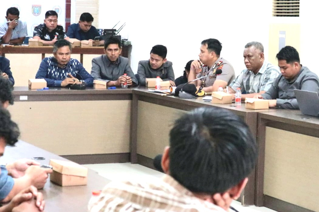 Foto: Gelaran Rapat Dengar Pendapat (RDP) Gabungan Komisi I dan II DPRD Polman bersama Pemkab Polman, aparat keamanan, pengelola SPBU, dan aktivis HMI, Selasa (15/9/2026). (Dok. HW)