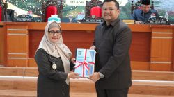 Wakil Bupati Polman Andi Nursami Masdar (kanan) bersama Wakil Ketua DPRD Polman Imam Singkarru saat serah terima Ranperda APBD Tahun 2027. (Dok. HW)