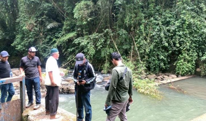 Foto: Kejaksaan Negeri Sinjai Bersama Tim Ahli saat Memeriksa Proyek Rehabilitasi Irigasi Aparang di Kelurahan Sangiaseri, Kecamatan Sinjai Selatan, Kabupaten Sinjai pada tahun 2024. (Dok. Anto)