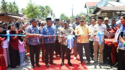 Foto: Momen gunting pita dalam peresmian ruas jalan Lemo - Pasaka di Kecamatan Kajuara, Kabupaten Bone. (Dok. Pemkab Bone)