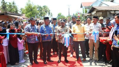 Foto: Momen gunting pita dalam peresmian ruas jalan Lemo - Pasaka di Kecamatan Kajuara, Kabupaten Bone. (Dok. Pemkab Bone)