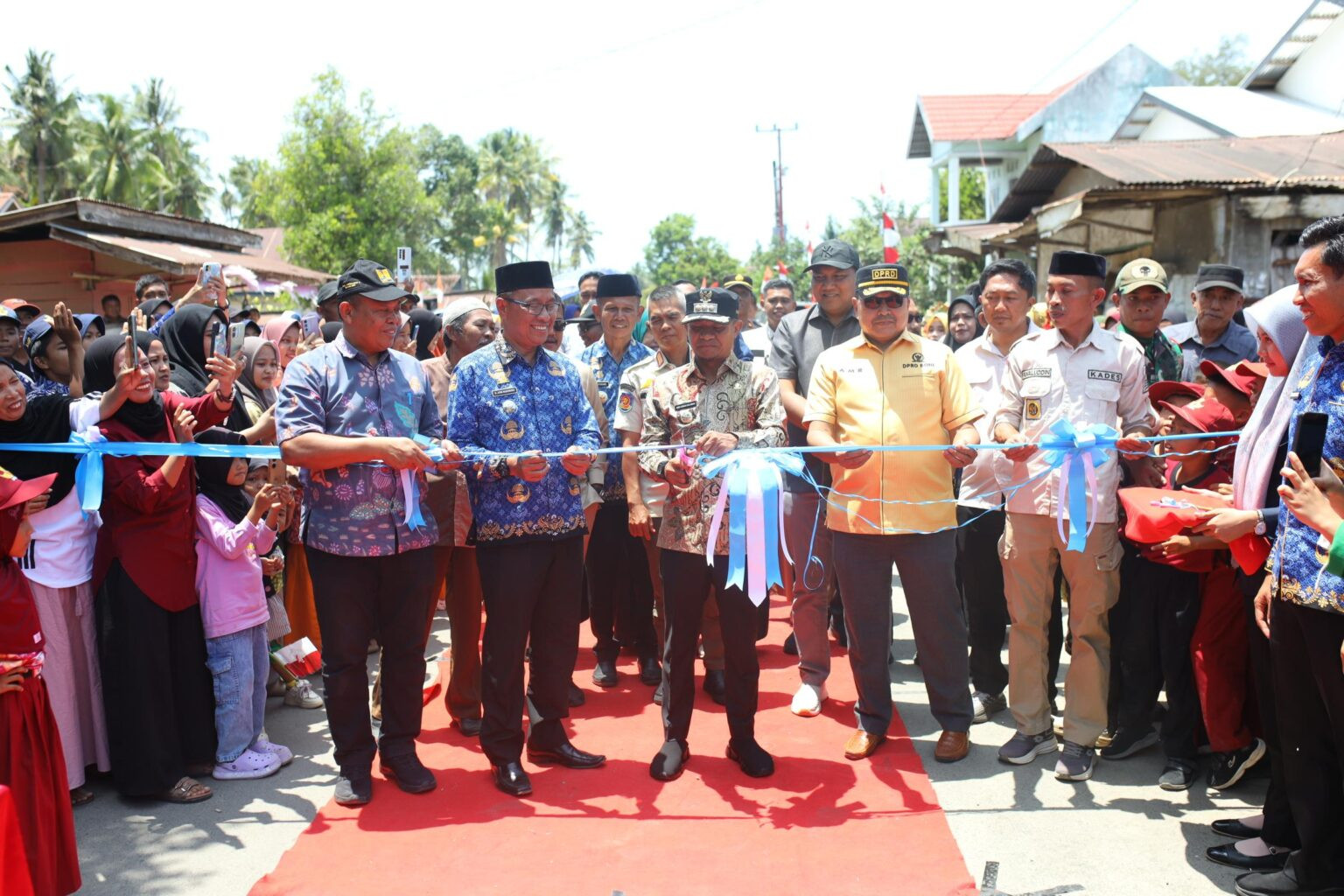 Foto: Momen gunting pita dalam peresmian ruas jalan Lemo - Pasaka di Kecamatan Kajuara, Kabupaten Bone. (Dok. Pemkab Bone)