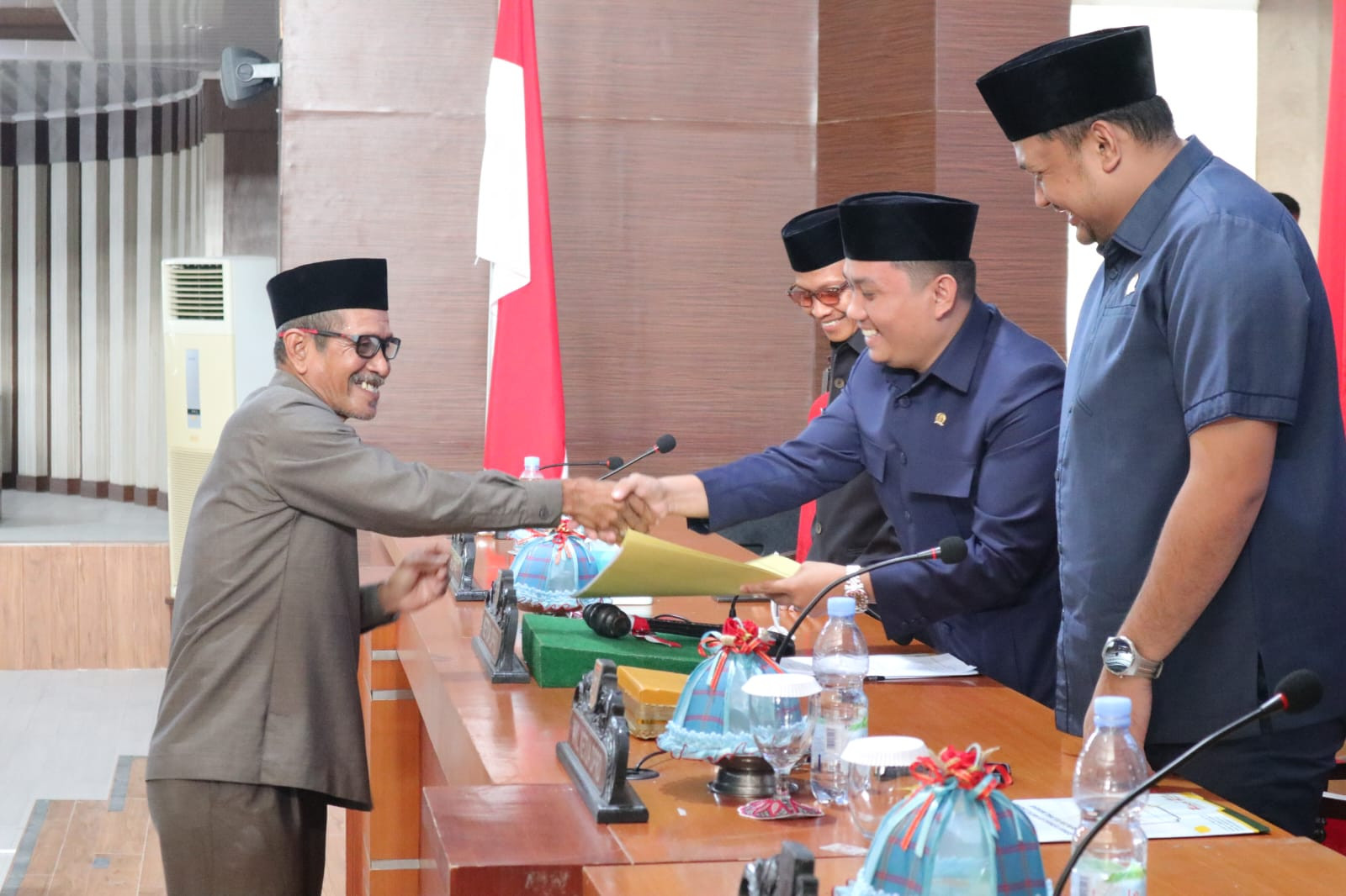 Juru Bicara Fraksi Golkar, Tanda saat menyerahkan pandangan umum terhadao Ranperda Perubahan APBD 2026. (Dok. HW)