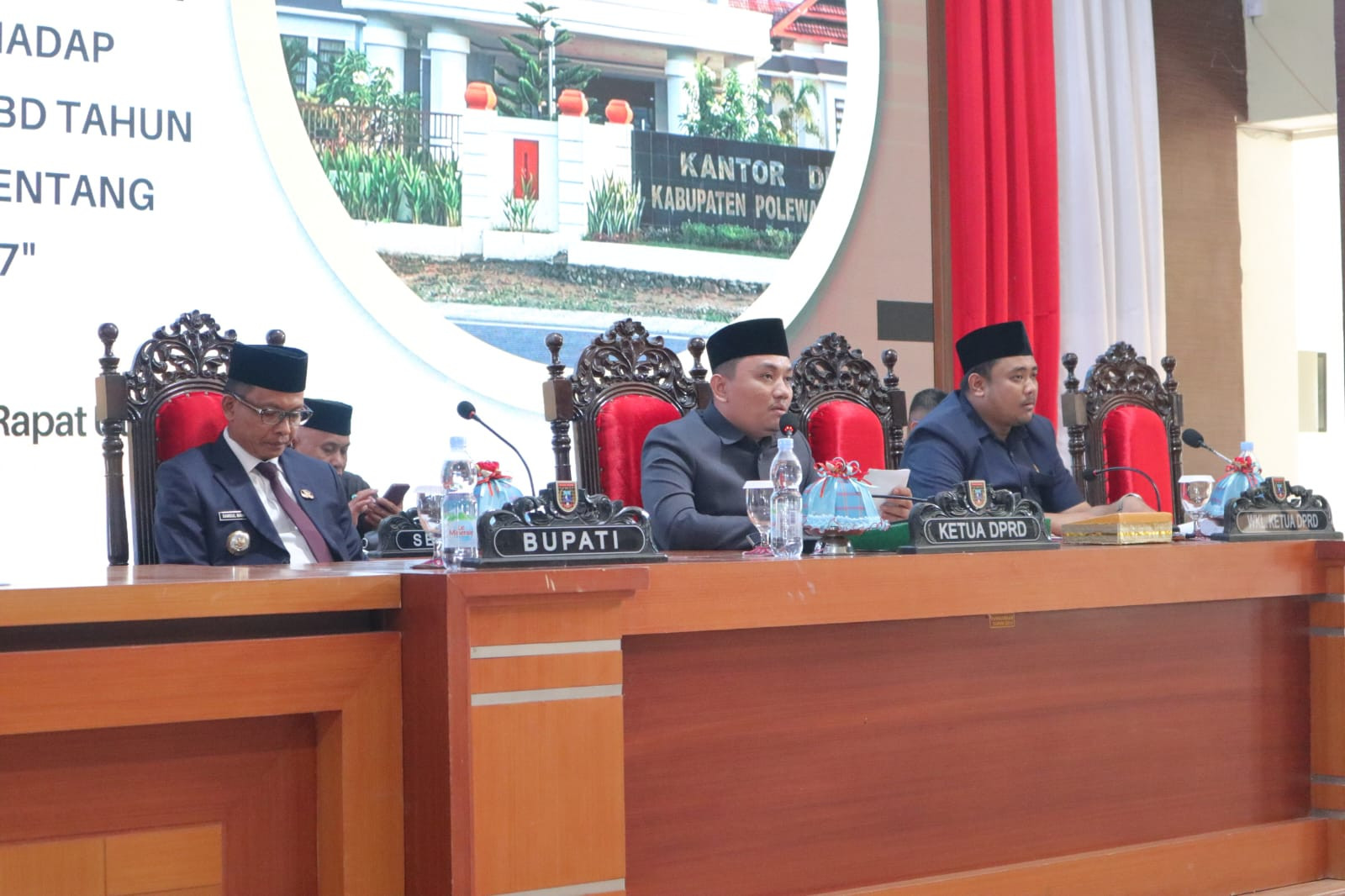 Foto: Bupati Polman, Samsul Mahmud saat menghadiri rapat penyusunan APBD 2027 di DPRD Polman. (Dok. HW)