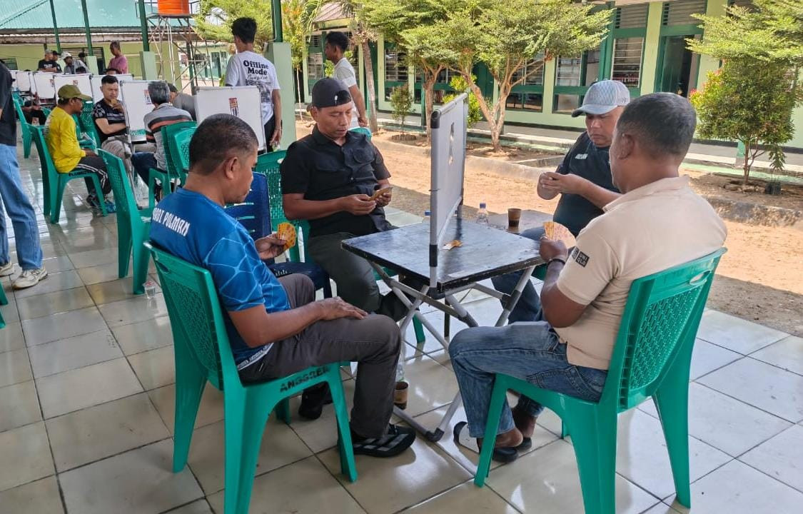 Foto: Dandim 1402 Polman, Letkol Inf Ikhwan Arifin (baju hitam dan topi hitam) saat meramaikan lomba Domino Rangkaian HUT Ke-81 TNI. (Dok. HW)
