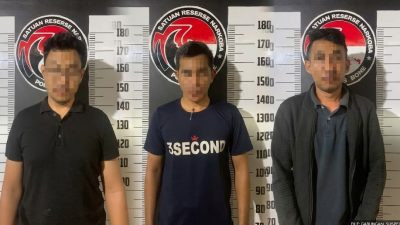 Foto: Terduga pelaku penyalahgunaan narkoba yang diamankal polisi di Bone berinisial ASW (32), AMW (29), dan AP (43). (Dok. Humas Polres Bone)