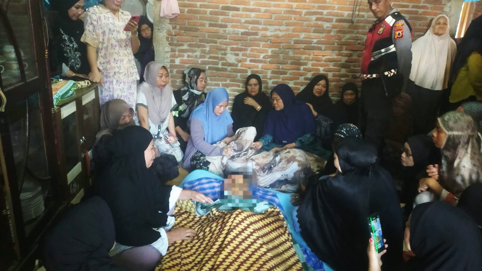 Foto: Jenazah Samsul Bahri yang terlibat perkelahian menggunakan senjata tajam di Kecamatan Cina, Kabupaten Bone saat disemayamkan di rumah duka. (ENews)
