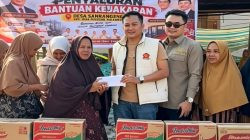 Foto: Ketua DPC Gerindra Bone Ahmad Zainuddin (memakai rompi) didamping anggota DORD Bone Andi Yusuf Nuryawan (kacamata hitam) saat menyerahkan bantuan kepada korban kebakaran di Sanrangeng, Bone. (Dok. ENews)