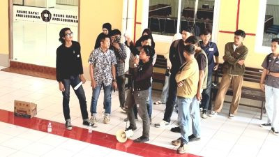 Foto: Sejumlah mahasiswa yang menggelar aksi unjuk rasa di kampus Uniasman Bone menuntut transparansi pengelolaan dana KIP. (Dok. ENews)