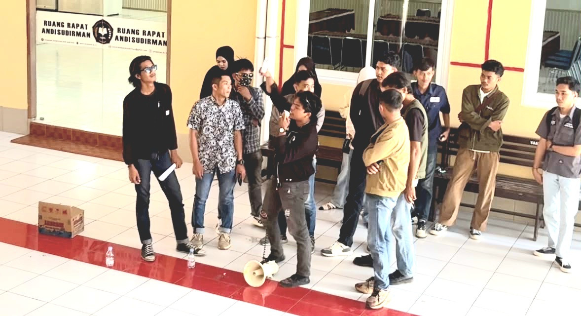 Foto: Sejumlah mahasiswa yang menggelar aksi unjuk rasa di kampus Uniasman Bone menuntut transparansi pengelolaan dana KIP. (Dok. ENews)