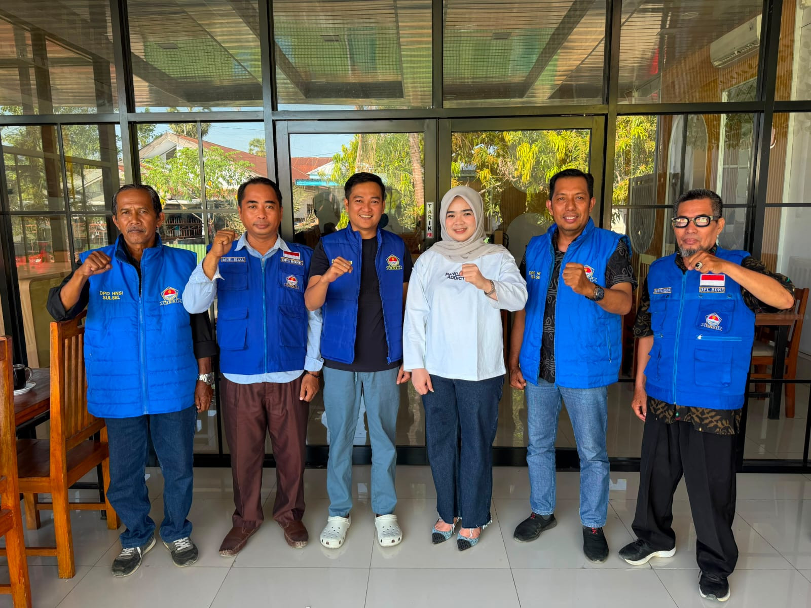 Foto: Ketua DPRD Bone berfoto bersama pengurus HNSI Bone. (ENews)