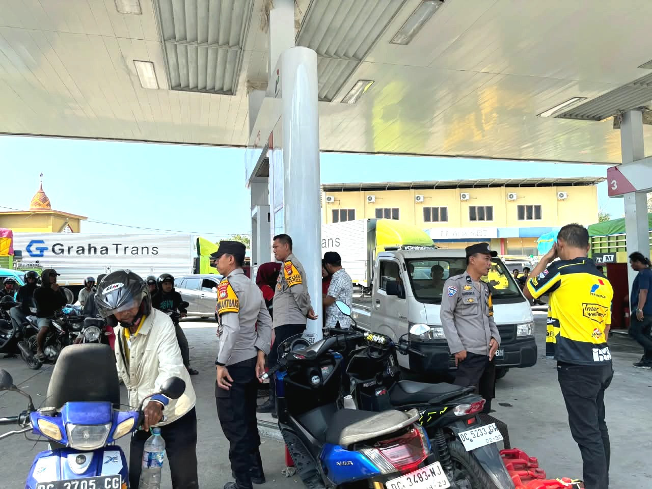 Foto: Sejumlah polisi dari Polsek Banggae, Polres Majene melalkukan pengamanan di sejumlah SPBU mengantisipasi antrean menumpuk kendaraan. (Dok. Kamil)