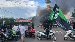 Ketgam: Aksi HMI Sinjai di Tugu Bambu Kabupaten Sinjai menolak kedatangan Menteri KKP. (Dok. Anto)