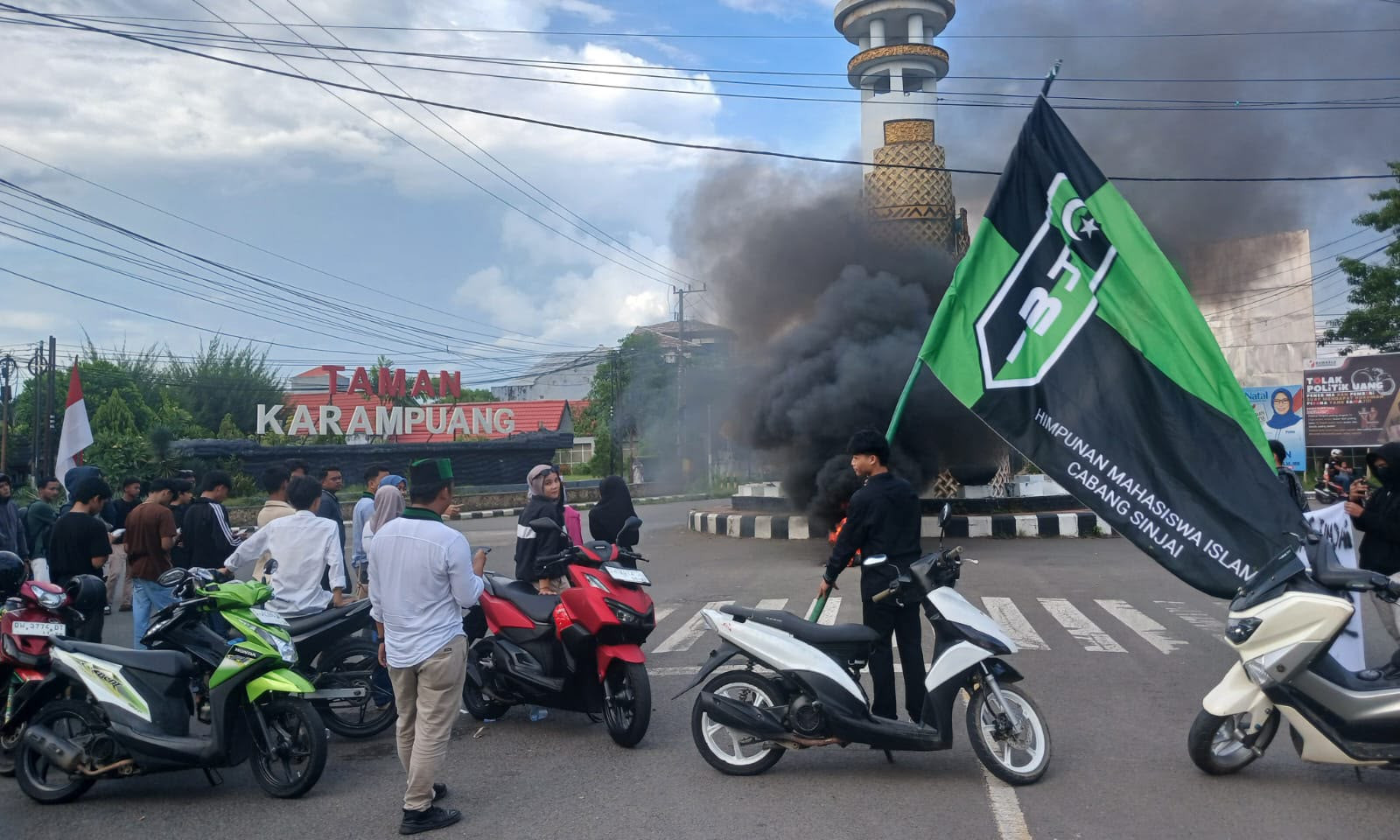 Ketgam: Aksi HMI Sinjai di Tugu Bambu Kabupaten Sinjai menolak kedatangan Menteri KKP. (Dok. Anto)