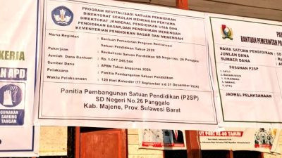 Keterangan gambar: Papan proyek revitalisasi di sekolah SDN 26 Panggalo, Majene yang dinilai tidak sesuai dengan penyampaian oleh kepala sekolah. (Dok. Kamil)