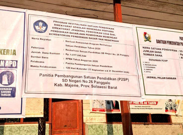 Keterangan gambar: Papan proyek revitalisasi di sekolah SDN 26 Panggalo, Majene yang dinilai tidak sesuai dengan penyampaian oleh kepala sekolah. (Dok. Kamil)