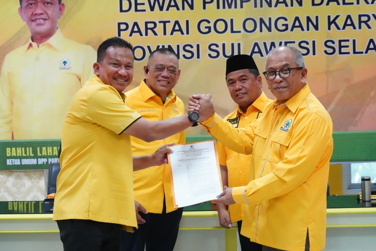 Foto: Irwandi Burhan saat menerima SK pengangkatan Plt Ketua Golkar Bone dari Ketua Golkar Sulsel Ilham Arif Sirajuddin. (ENews)