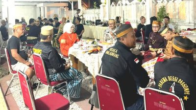 Foto: Ketua DPRD Bone Andi Tenri Walinonong (tengah memakai jilbab) saat menjamu ratusan pecinta pusaka di Rujab Ketua DPRD. (DOK. ENEWS)