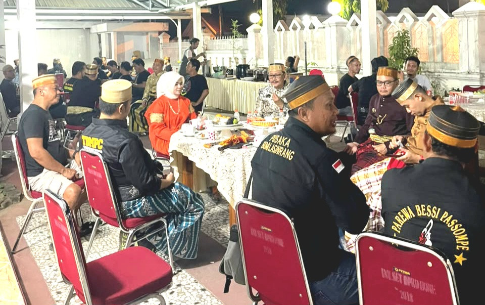 Foto: Ketua DPRD Bone Andi Tenri Walinonong (tengah memakai jilbab) saat menjamu ratusan pecinta pusaka di Rujab Ketua DPRD. (DOK. ENEWS)