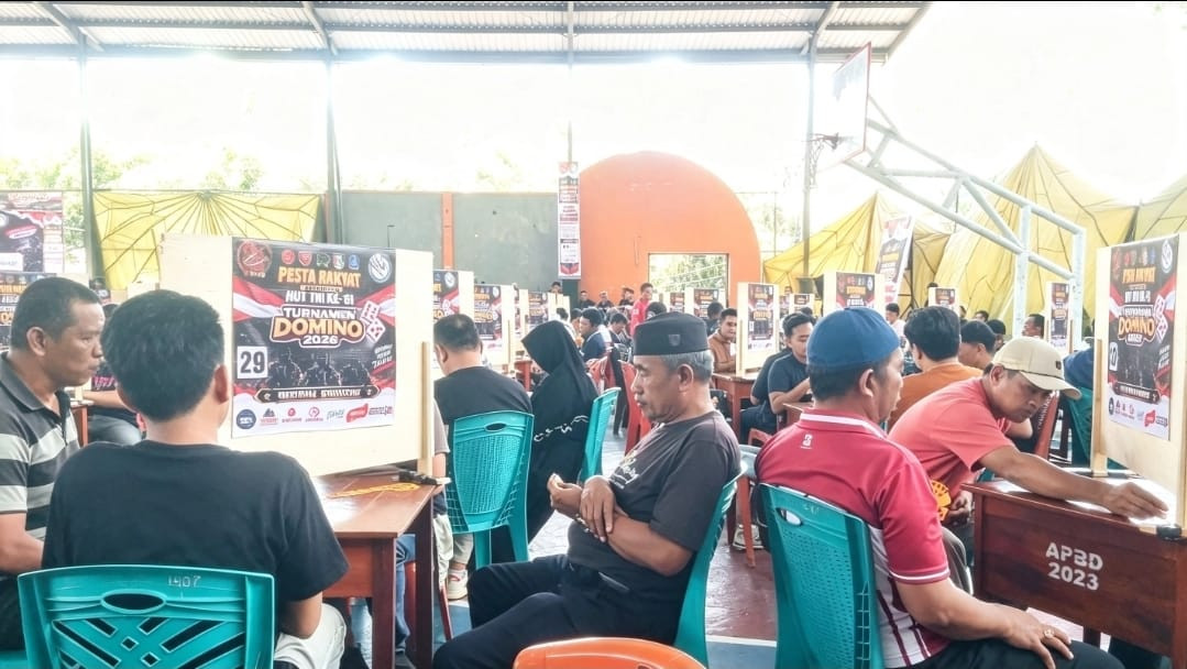 Foto: Momen para peserta beradu strategi dalam turnamen domino HUT TNI di Bone. (Dok. ENews)