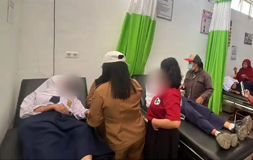 Foto: 14 siswa SMPN 1 Tabulahan Mamasa dirawat usai santap MBG. (ENews)