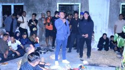 Foto: Bupati Bone Andi Asman Sulaiman saat menyampaikan sambutan setelah penampilan teater Suara Dari Balustrade di lokasi Penjara Lama Watampone. (Dok. ENews)