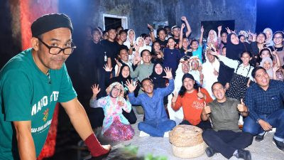 Ketgam: Sutradara sekaligus owner Mario Center, Muhammad Thahir, bersama para pemain dan kolaborator usai pertunjukan teater Suara-Suara dari Balustrade di Penjara Lama Watampone, Kabupaten Bone, Senin (28/9/2026). Pertunjukan tersebut mengangkat nilai sejarah, budaya, dan kearifan lokal Bone. (Dok. ENews)