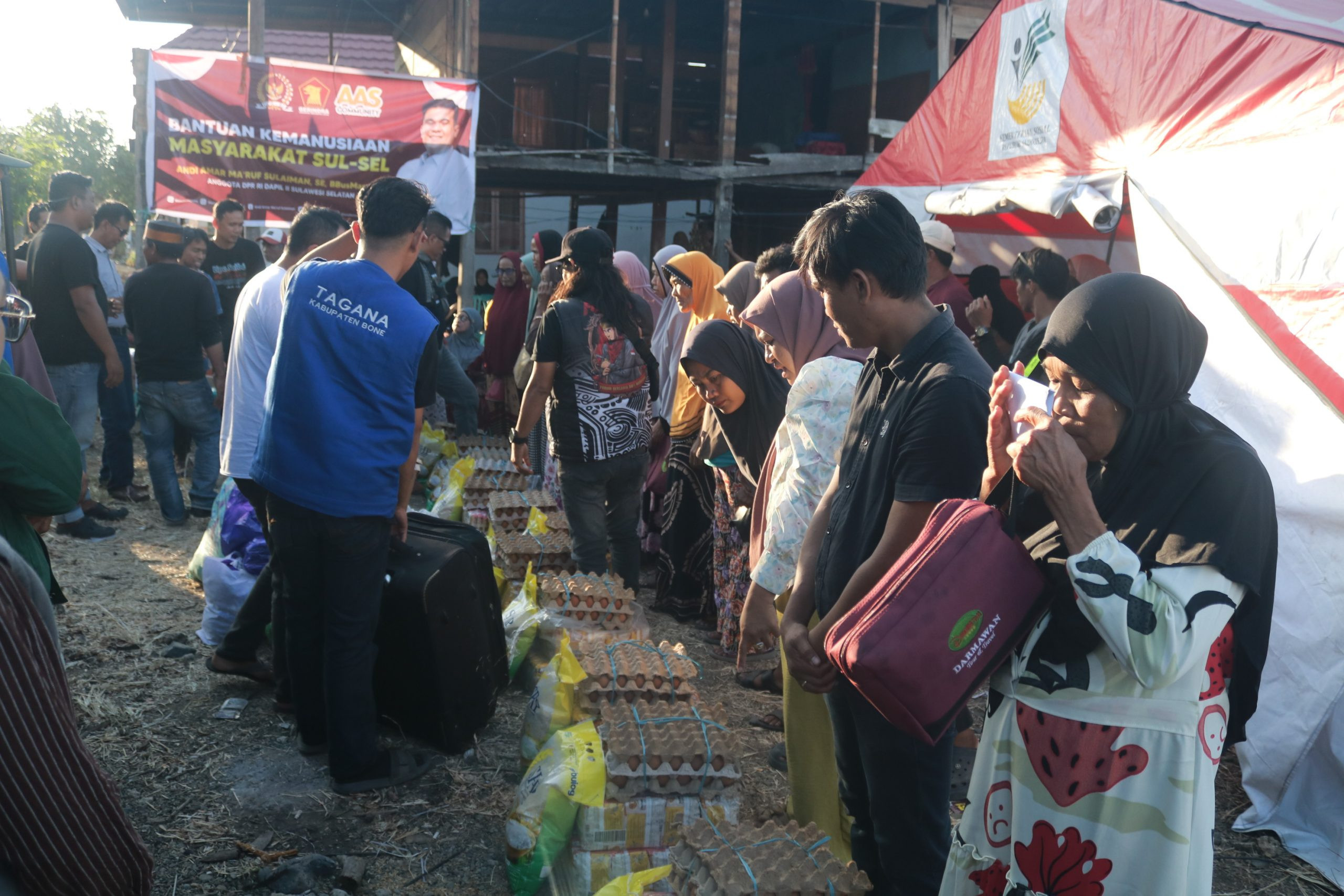 Momen Forbes Anti Narkoba Bone menyalutkan bantuan kepada korban kebakaran di Desa Sanrangeng, Bone. (Dok. ENews)